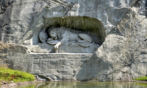 狮子纪念碑：忠诚与勇气的挽歌